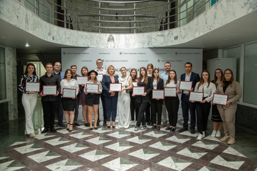 Peste 20 de tineri au primit certificatul de ambasador al educației financiare de la guvernatoarea BNM, Anca Dragu