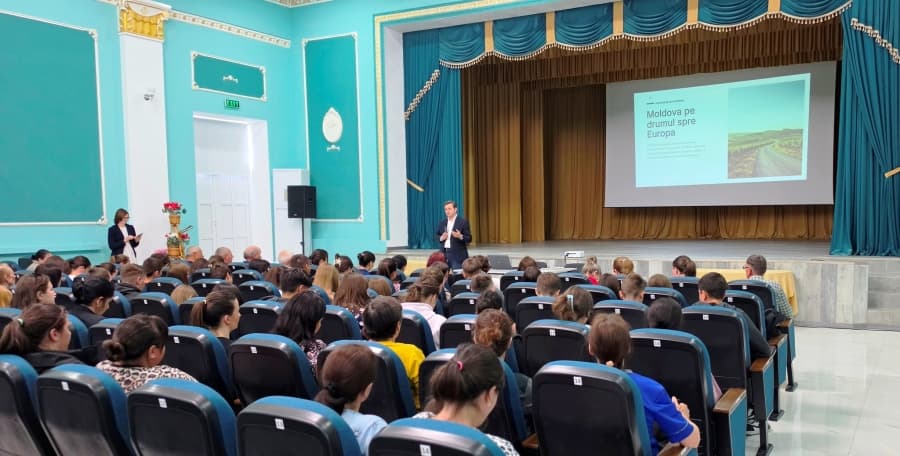 Peste 500 de persoane au participat la discuțiile publice despre integrarea europeană organizate de Expert-Grup în comunitățile locale